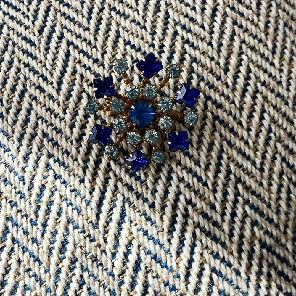 Vintage Atomic Snowflake MCM brooch in shades of blue crystals unmarked